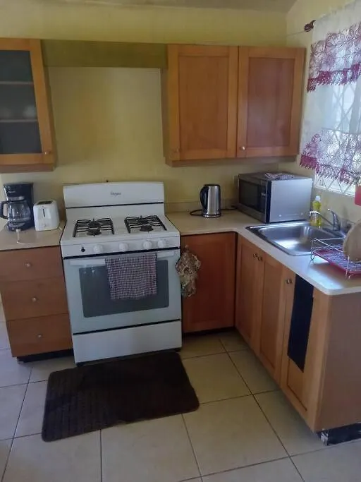 Guest house Cheerful 2-Bedroom Home In Falmouth Garden